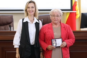Вице-мэр Любовь Кулакова вручила награды за вклад в патриотическое воспитание юных воронежцев