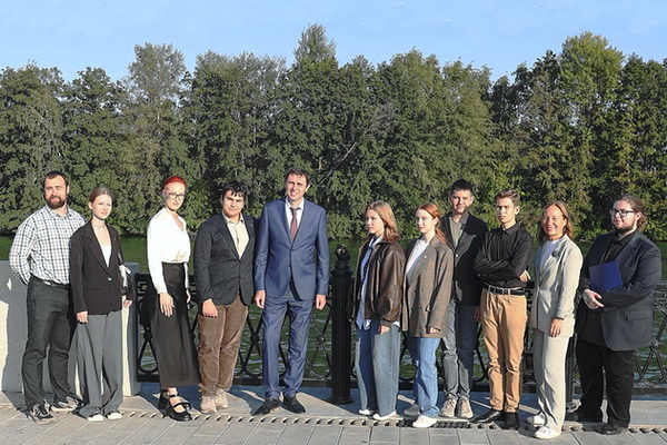 Глава Воронежа Сергей Петрин побывал вместе со школьниками на Петровской набережной