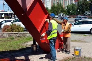 Пирамиду на въезде в Воронеж красят в «пожарный» алый цвет