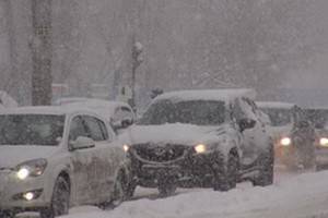 Снег в Воронеже будет идти до вечера, а в городе уже образовались пробки
