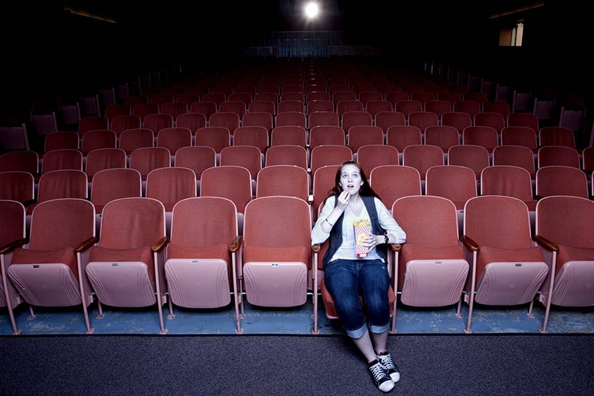 Люди уходили из кинотеатра. Пустой зал. Зрители в зале. Пустой зал кинотеатра. Человек сидит в кинотеатре один.