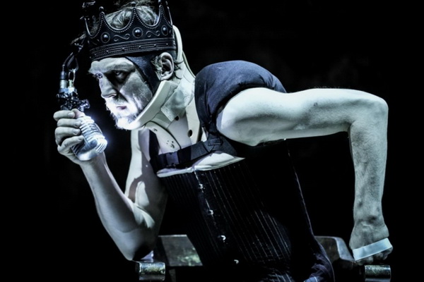 Ларс Айдингер, сыгравший Николая II в фильме «Матильда», поразил мечом зрительницу во время спектакля «Ричард III»