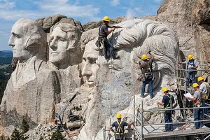 Лик Трампа добавили к Национальному мемориалу Маунт-Рашмор?