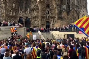 Протестующие заблокировали туристов в соборе Sagrada Familia в Барселоне