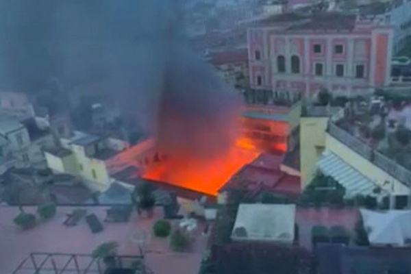 В Неаполе уничтожен огнём исторический театр Саннадзаро