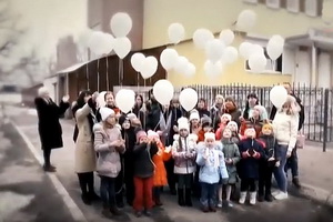 В Воронеже, во дворе школы Юлии Началовой, выпустили в небо десятки белых шаров