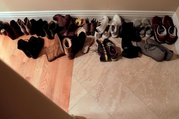 Носить обувь в доме неприлично и негигиенично, и наука это подтверждает