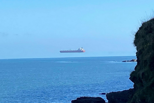 Чудо: танкер проплыл над морем по воздуху