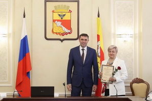Мэр Сергей Петрин вручил благодарственные письма воронежским учителям