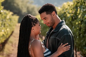 «Русалочка» Холли Бэйли пытается утопить романтическую комедию «Ты, я и лето в Тоскане»