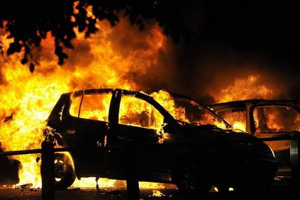 Ночью на улице Лизюкова сгорели сразу три автомобиля