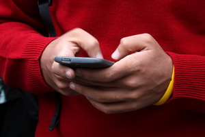 Молодые люди печатают на своих смартфонах с удивительной скоростью, заметно превосходя родителей