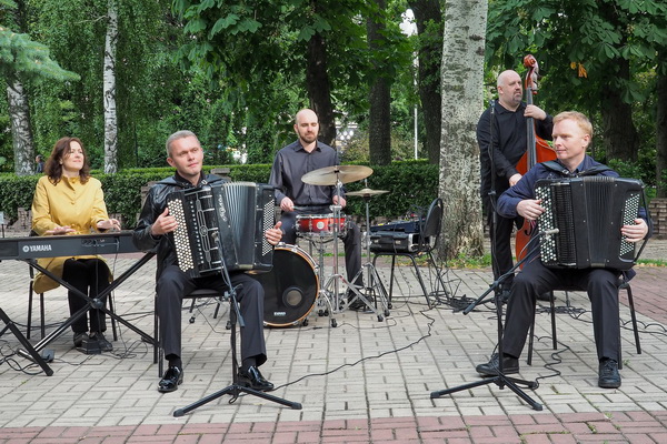 «Воронежские солисты» разогнали тучи над городом