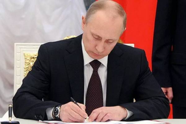 Президент Путин распределил гранты деятелям культуры и искусства