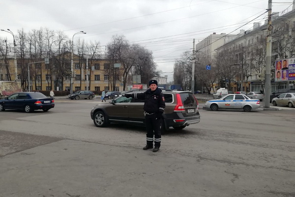 В Воронеже погас очередной важный светофор, коллапса на площади Заставы удалось избежать благодаря регулировщикам