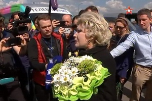 Телеканал «Звезда» показал, как Елена Образцова приехала на похороны Сергея Доренко и дала интервью